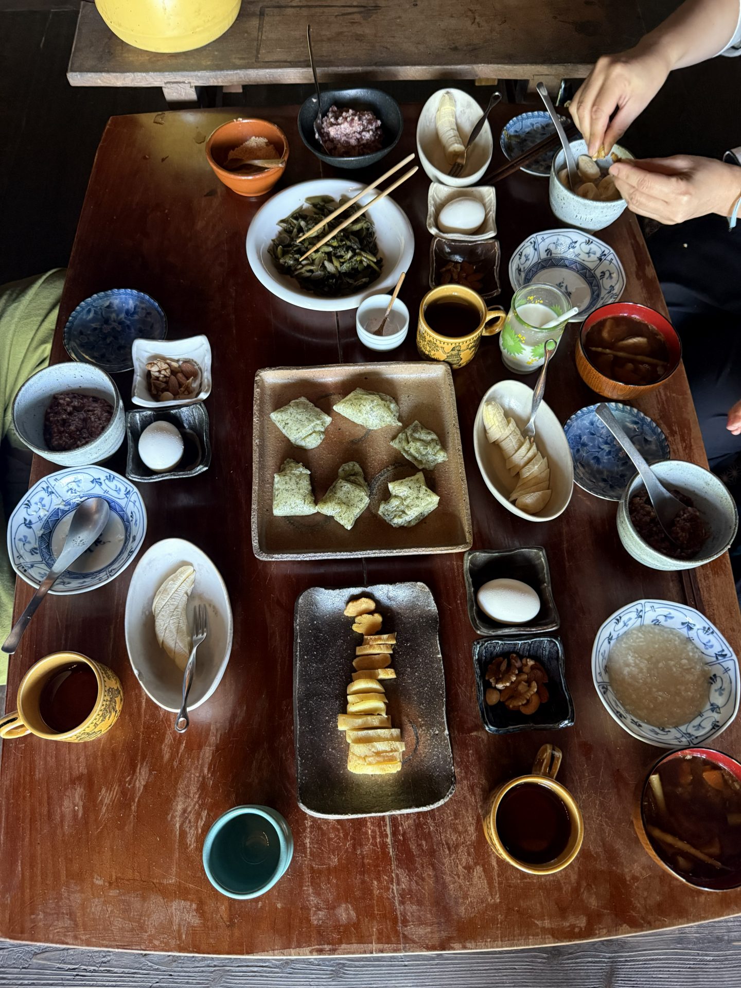 上から見た、たくさんの小皿が並ぶ食卓
