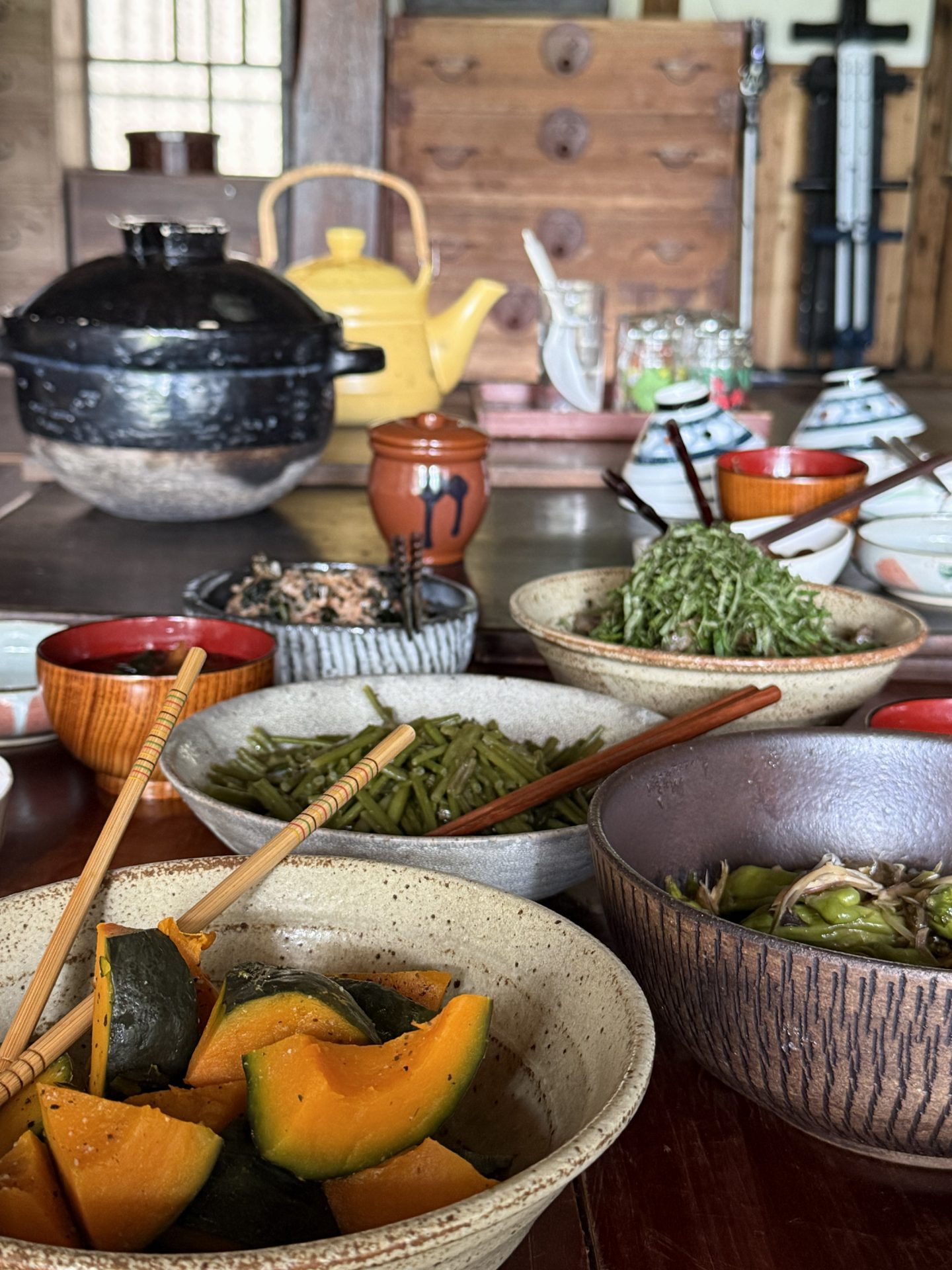 古民家の座卓に並ぶ、かぼちゃの煮物や青菜の小鉢